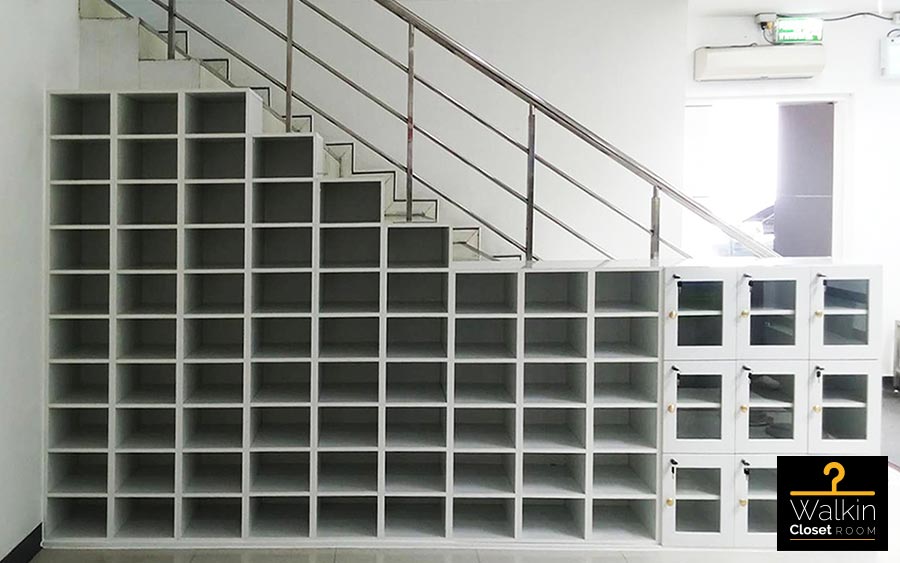 ตู้เก็บของ Built-in โครง HMR กันชื้น เคลือบ Melamine สี Grey Walnut + สีขาว