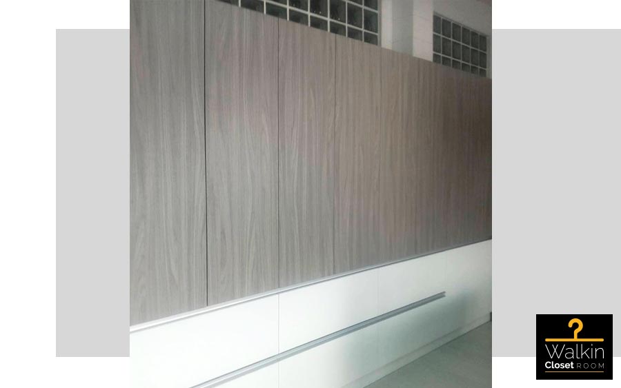 ตู้เก็บของ Built-in โครง HMR กันชื้น เคลือบ Melamine สี Grey Walnut + สีขาว