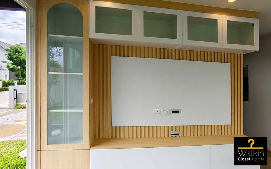 ตู้ TV Built-in โครง HMR กันชื้น เคลือบ Melamine สีลายไม้ + ขาวด้าน