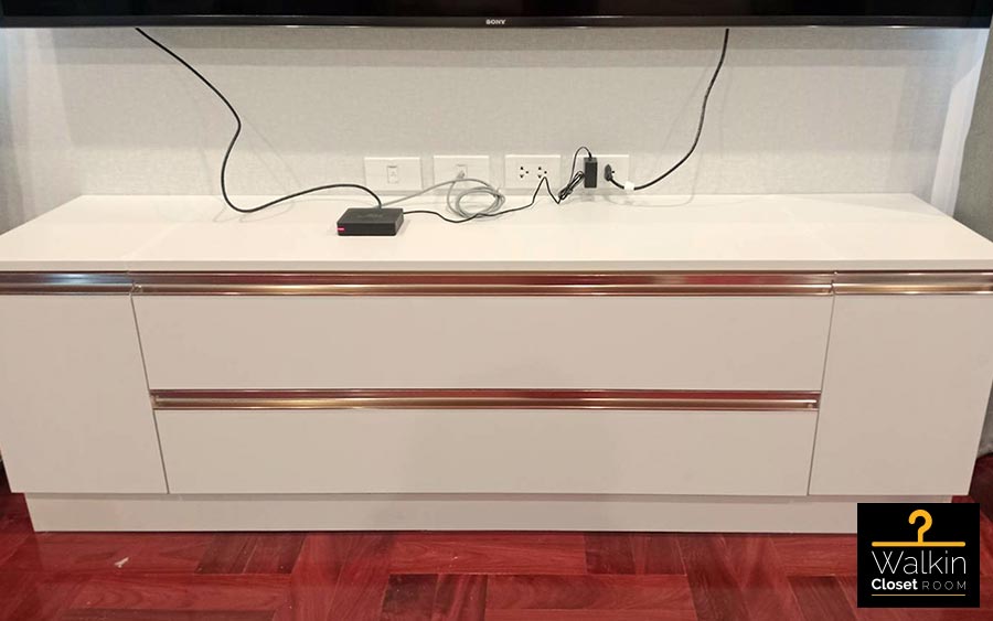 ตู้ TV Built-in โครง HMR กันชื้น เคลือบ Melamine สีครีม | ตู้ทีวีบิวท์อิน