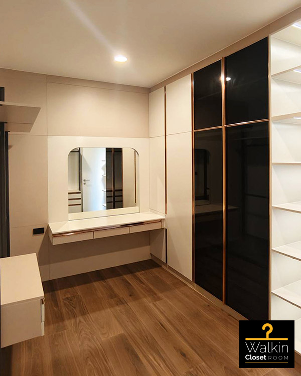 ตู้เสื้อผ้า Built-in โครง HMR กันชื้น ปิด Laminate สีขาววิ๊ง