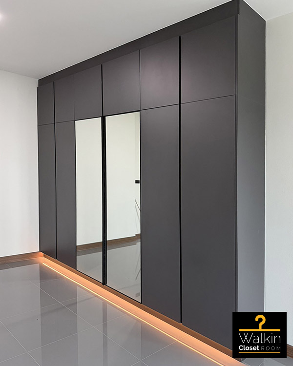 ตู้เสื้อผ้า Built-in โครง HMR กันชื้น เคลือบ Melamine สีเทาเข้ม | Ayara