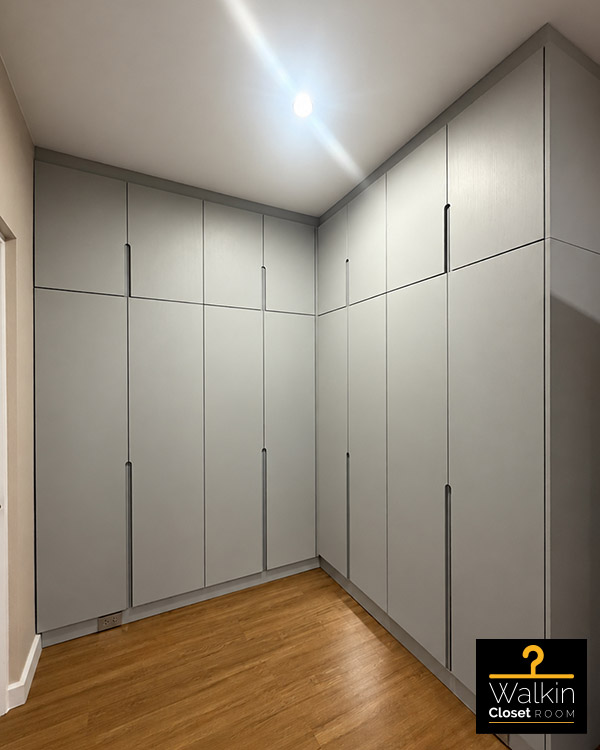 ตู้เสื้อผ้า Built-in Melamine สีเทาลายไม้ | โครง HMR กันชื้น | Ayara